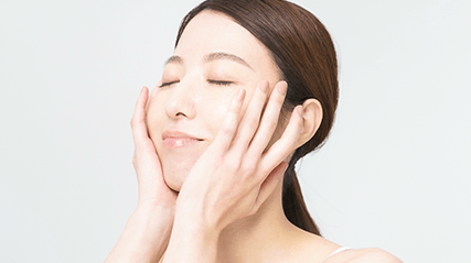 肌を触る女性