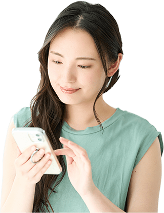 肌を確認する女性